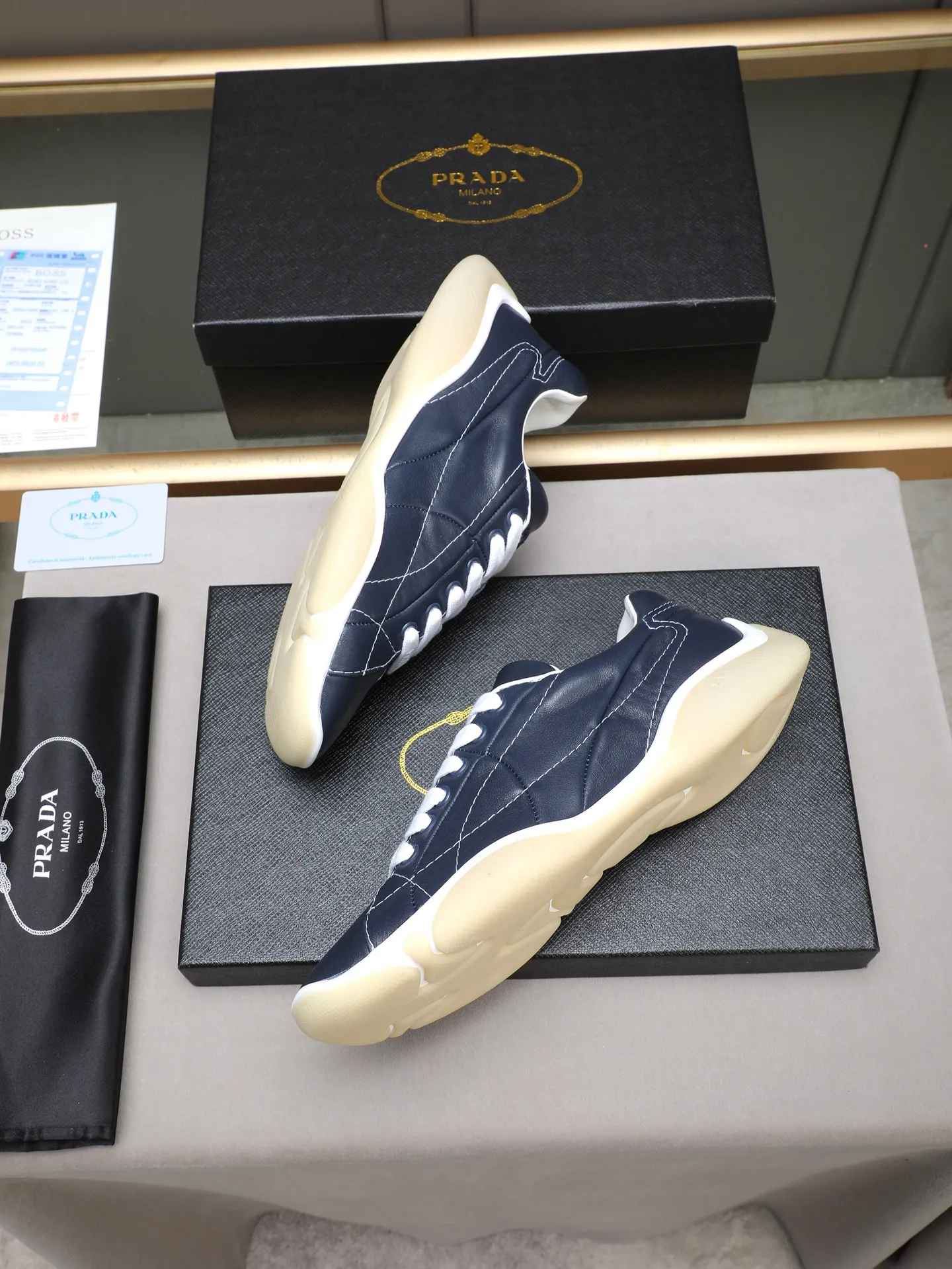 Men's Men's Shoes 💰700 Prada/Prada 1:1 men's casual shoes combine comfort with sophisticated and innovative design. The latest model features a sporty silhouette with visible topstitching that echoes the dynamic lines of the original. Inspired by driving shoes, this sneaker uses a soft and even cow upper, with a light and flexible rubber sole with a concave and convex pattern pattern, giving the sneaker a light appearance and smoothness. The upper is equipped with sports-style stitching, the tongue and laces are injection molded with Epoxy logo, sheep lining and cow foot pads, TPU ultra-light outsole, the upper foot is soft and comfortable, light and breathable! Code:38-39-40-41-42-43-44 (45 customized)